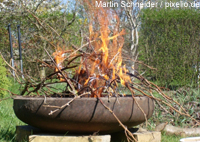 Osterfeuer im Garten, Foto: Martin Schneider, pixelio.de